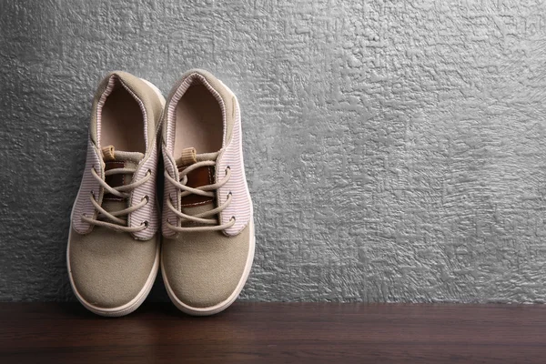 Кросівки для дитини на сірому фоні — стокове фото