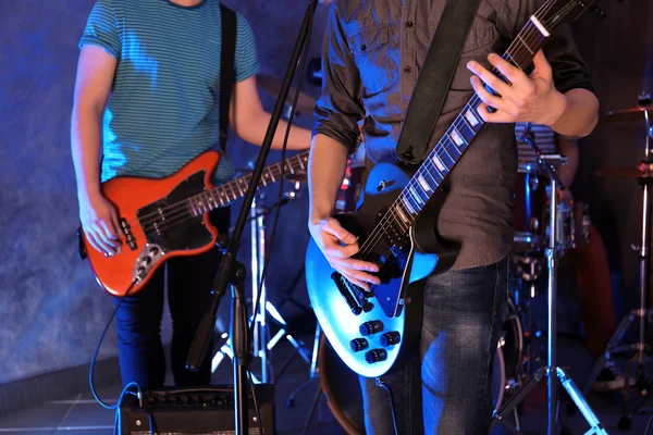 Homens tocando guitarra elétrica . — Fotografia de Stock