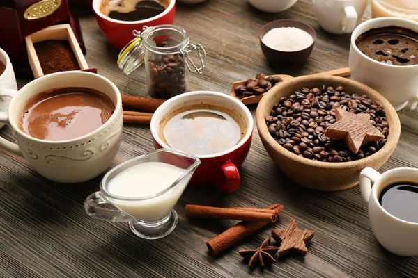 Läckra färskt kaffe med kryddor — Stockfoto
