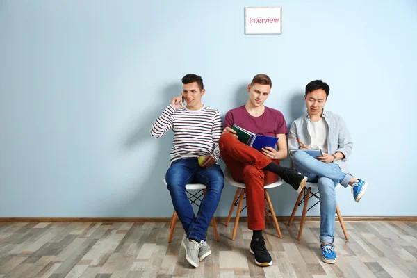 Tres Hombres Esperando Una Entrevista Interior —  Fotos de Stock