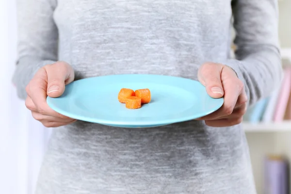 Mains féminines avec des bébés carottes . — Photo