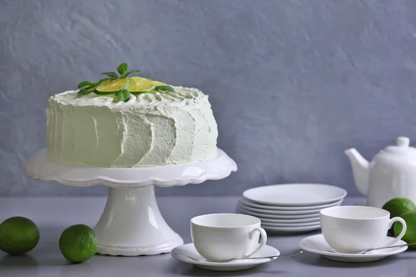 Limettenkuchen mit weißem Geschirr — Stockfoto