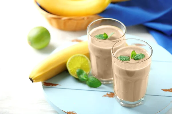 Cocktail de banana e frutas frescas — Fotografia de Stock