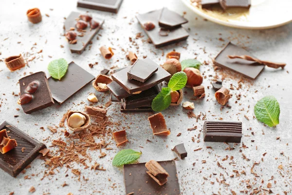 Bitar av choklad med hasselnötter — Stockfoto