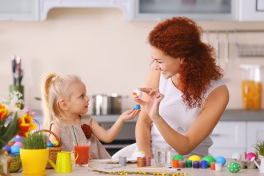 Anne ve kızı Paskalya yumurtaları dekorasyon