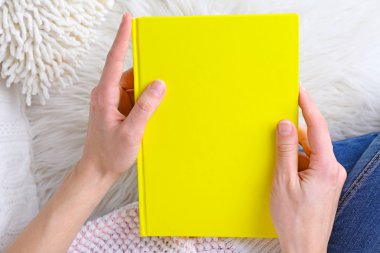 Bir kitap tutan eller