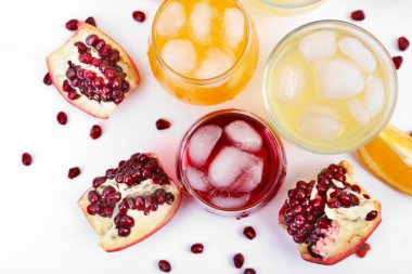 Buzlu nar ve portakal suyu 