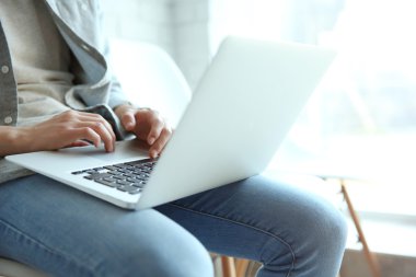 Bilgisayarlı genç adam