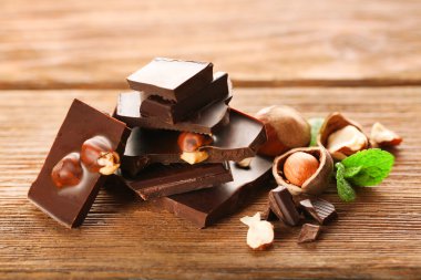 Nane ve fındık ile kıyılmış çikolata