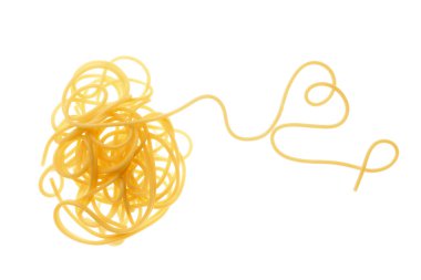 Pişmiş spagetti izole 