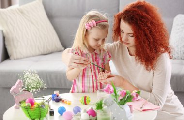 Anne ve kızı Paskalya yumurtaları dekorasyon