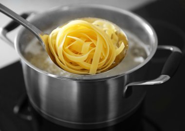 Yuva makarna tavada kaynar