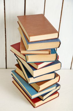 Arka plan üzerinde kitap yığını
