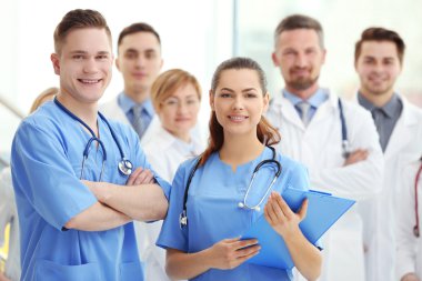 Bir grup doktor ve hemşire hastanenin içinde,