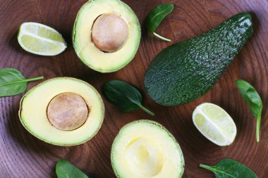 Yaprakları taze avokado 