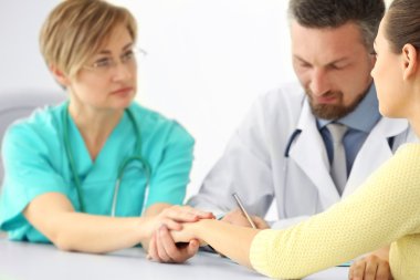 Doktorlar hastanede, kapalı genç bir kadın danışmanlık