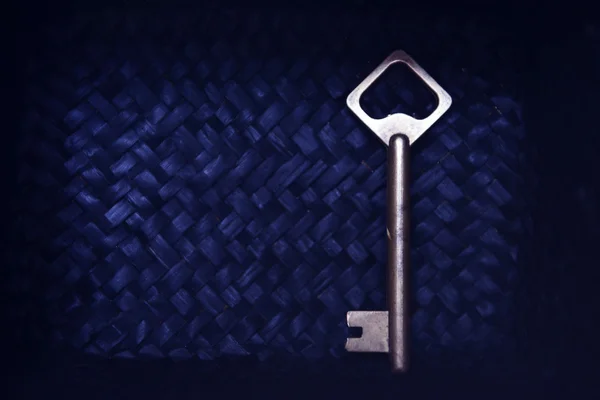 Oude sleutel op blauw — Stockfoto