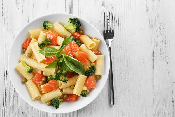 Piatto di pasta con salmone — Foto Stock