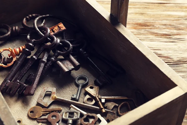 Caixa de madeira cheia de chaves antigas — Fotografia de Stock
