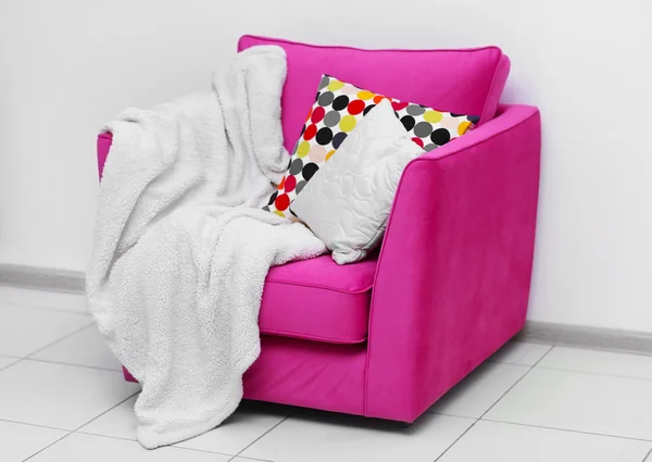 Pink armchair with blanket — Stock Photo, Image