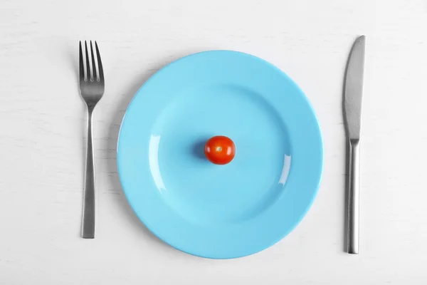 Tomate cerise dans une assiette bleue — Photo