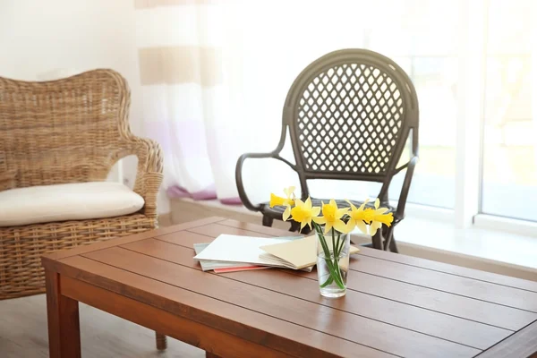黄水仙花摆在一张桌子上的黄色花束 — 图库照片