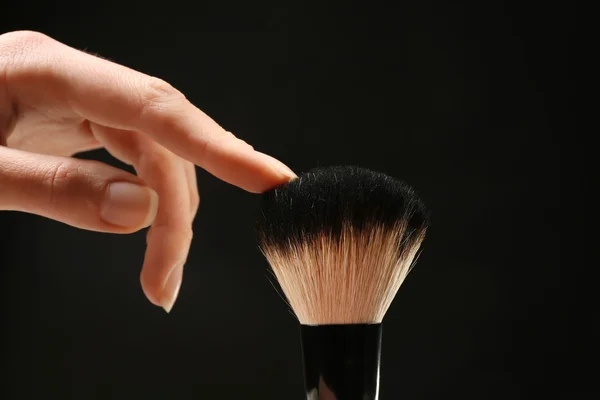 Hand aanraken van professionele make-up borstel haren — Stockfoto