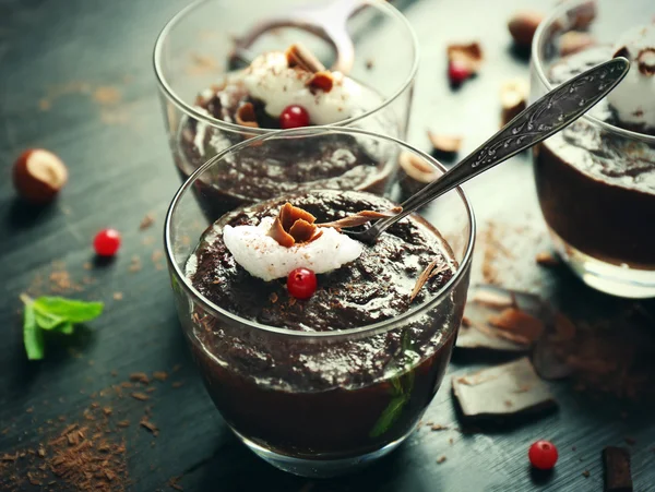 Tasses en verre de dessert au chocolat — Photo