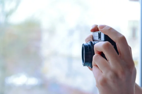 Mani femminili che tengono fotocamera retrò — Foto Stock