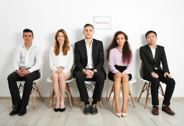 Gruppe Von Menschen Wartet Drinnen Auf Ein Interview — Stockfoto