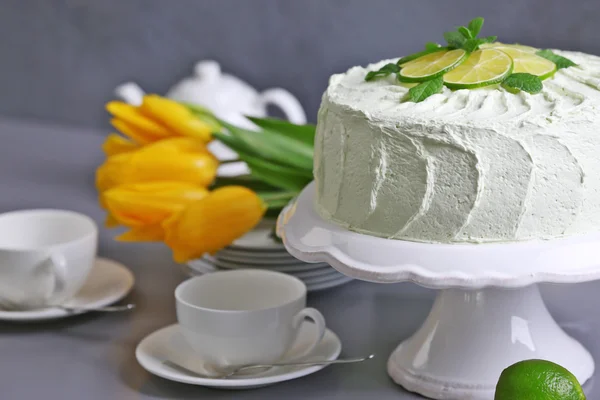 Gâteau à la chaux avec vaisselle blanche — Photo