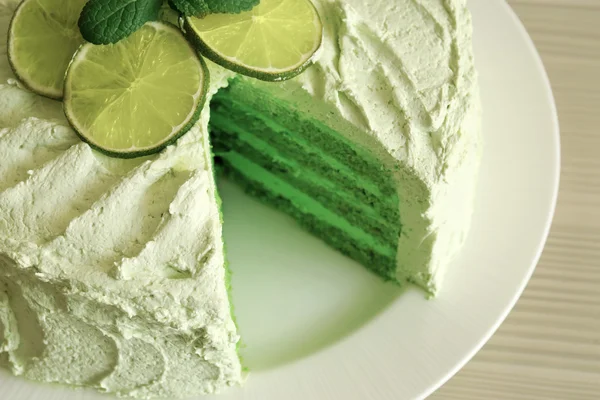 Trancher un délicieux gâteau au citron vert — Photo