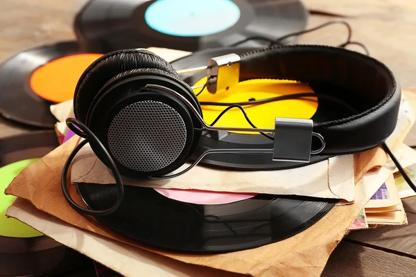 Disques vinyles et écouteurs sur table — Photo
