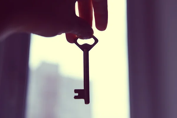 Женщина держит старый ключ. — стоковое фото