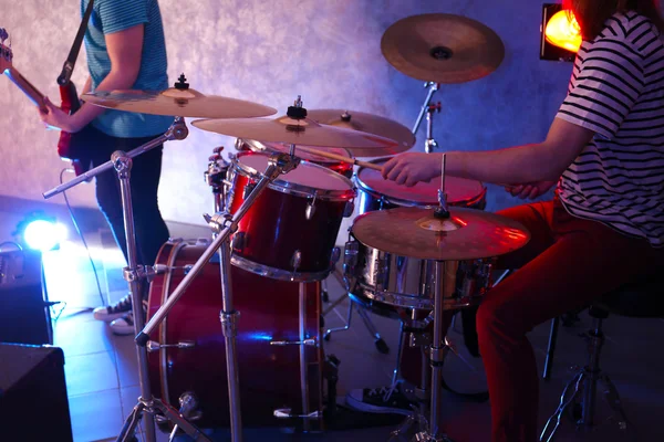Drummer playing on drum set — Stock Photo, Image