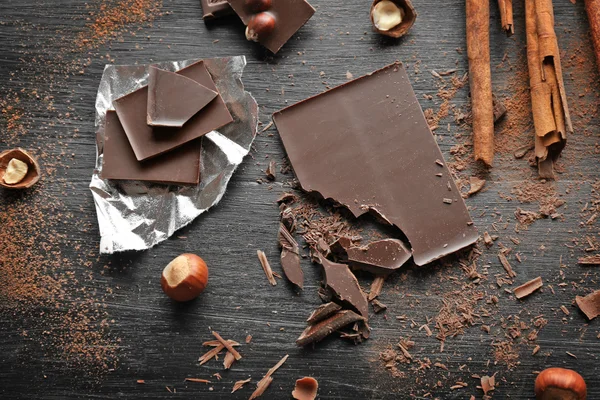 Pedazos de chocolate con avellanas —  Fotos de Stock