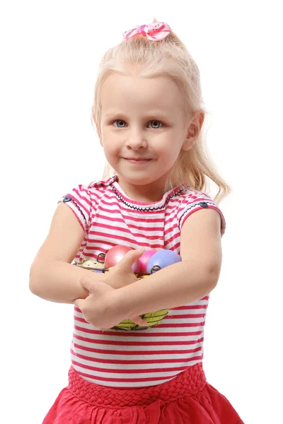 Menina segurando cesta com ovos de Páscoa — Fotografia de Stock