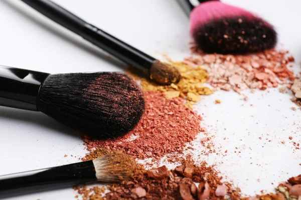 Make up borstels met cosmetische poeder — Stockfoto