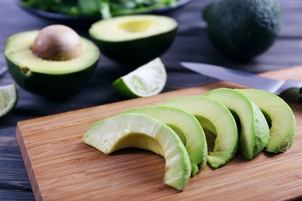 Gesneden groene avocado — Stockfoto