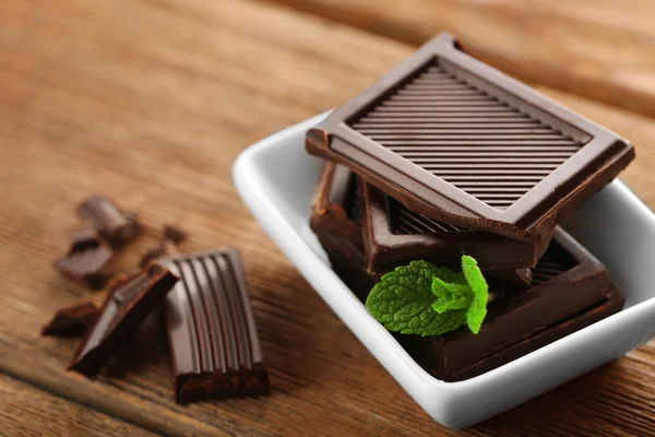 Chocolate com hortelã em uma tigela branca — Fotografia de Stock