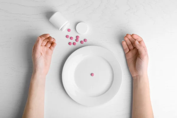 女性の手と薬でいっぱいプレート — ストック写真