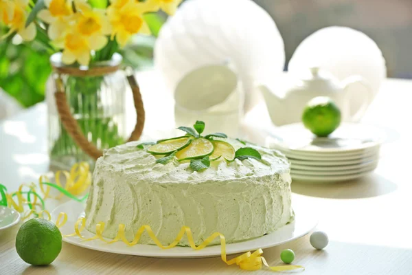 Pastel de cal con vajilla blanca —  Fotos de Stock