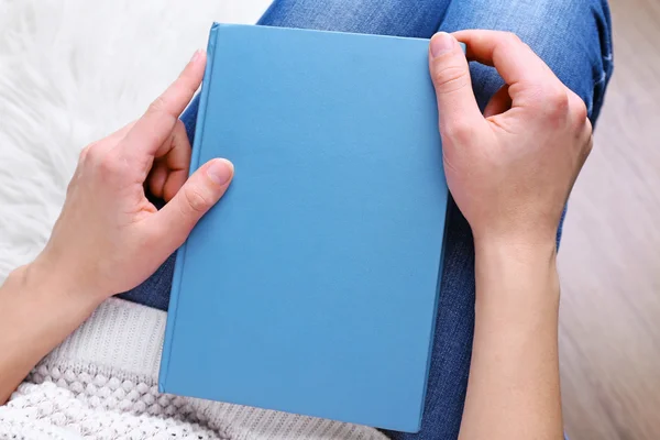 Mãos femininas segurando um livro — Fotografia de Stock