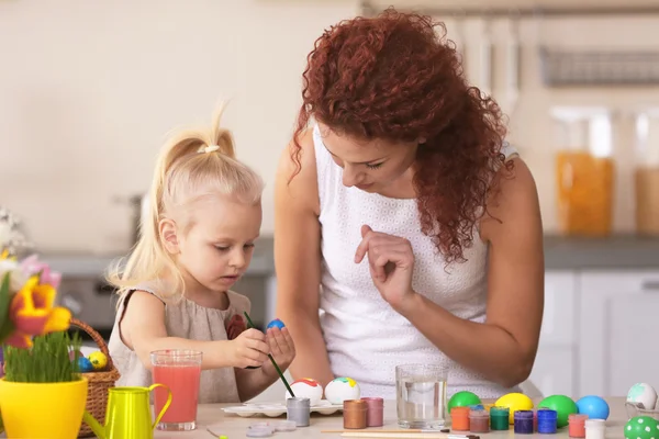 Mor och dotter dekorera påskägg — Stockfoto