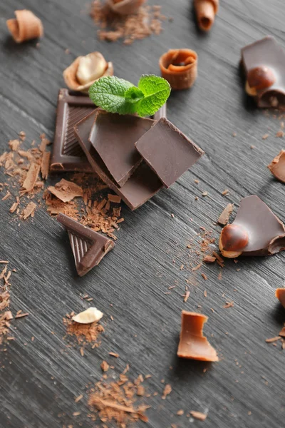 Peças de chocolate com avelãs — Fotografia de Stock