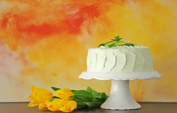Lime cake on stand. — Stock Photo, Image