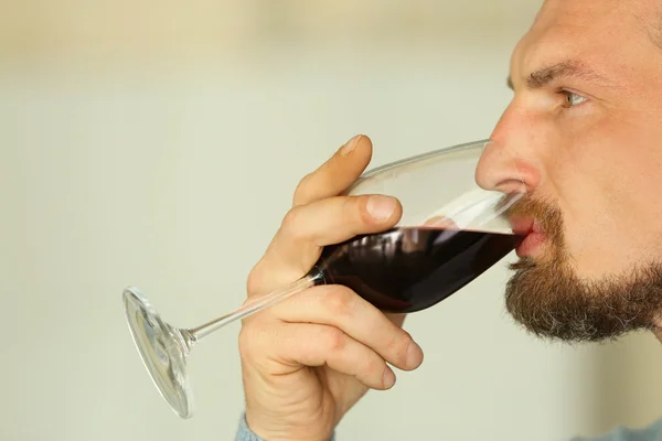 Mann verkostet Rotwein — Stockfoto