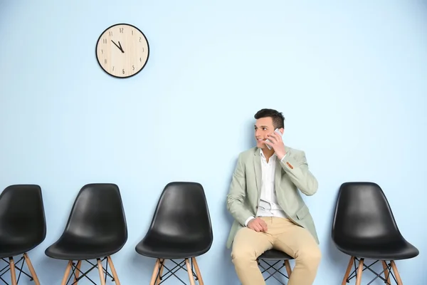 Joven Traje Hablando Por Teléfono Esperando Una Entrevista Trabajo — Foto de Stock