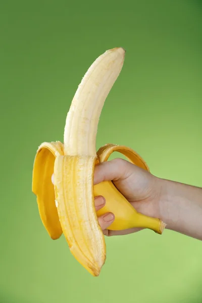 Ręka gospodarstwa banan — Zdjęcie stockowe