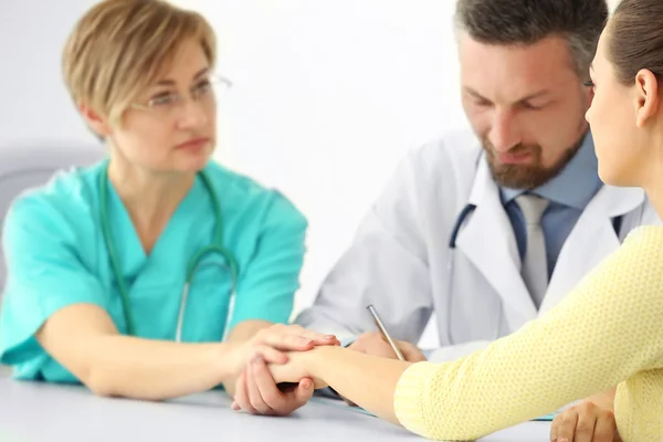 Médecins Consultant Une Jeune Femme Hôpital Intérieur — Photo